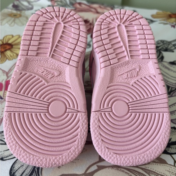 Nike - Picture 4 of 5